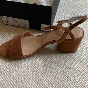 New in box block heel sandal size 8